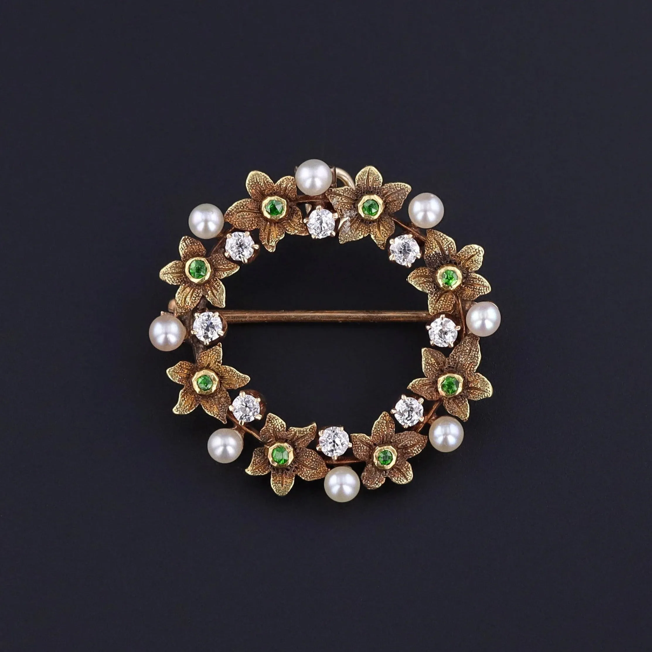 Antique Wreath Pendant Brooch of 14k Gold