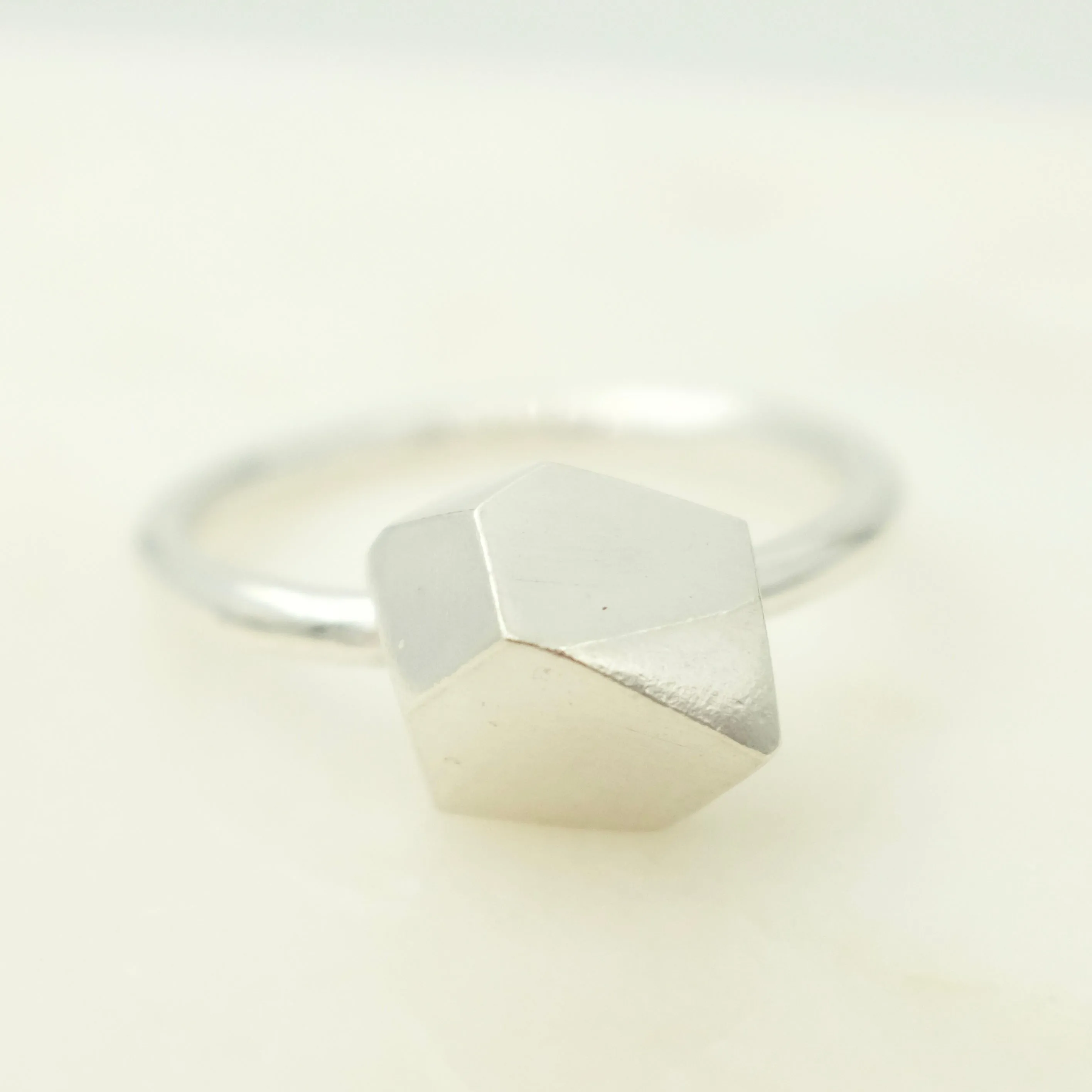 Faceted geometric ring