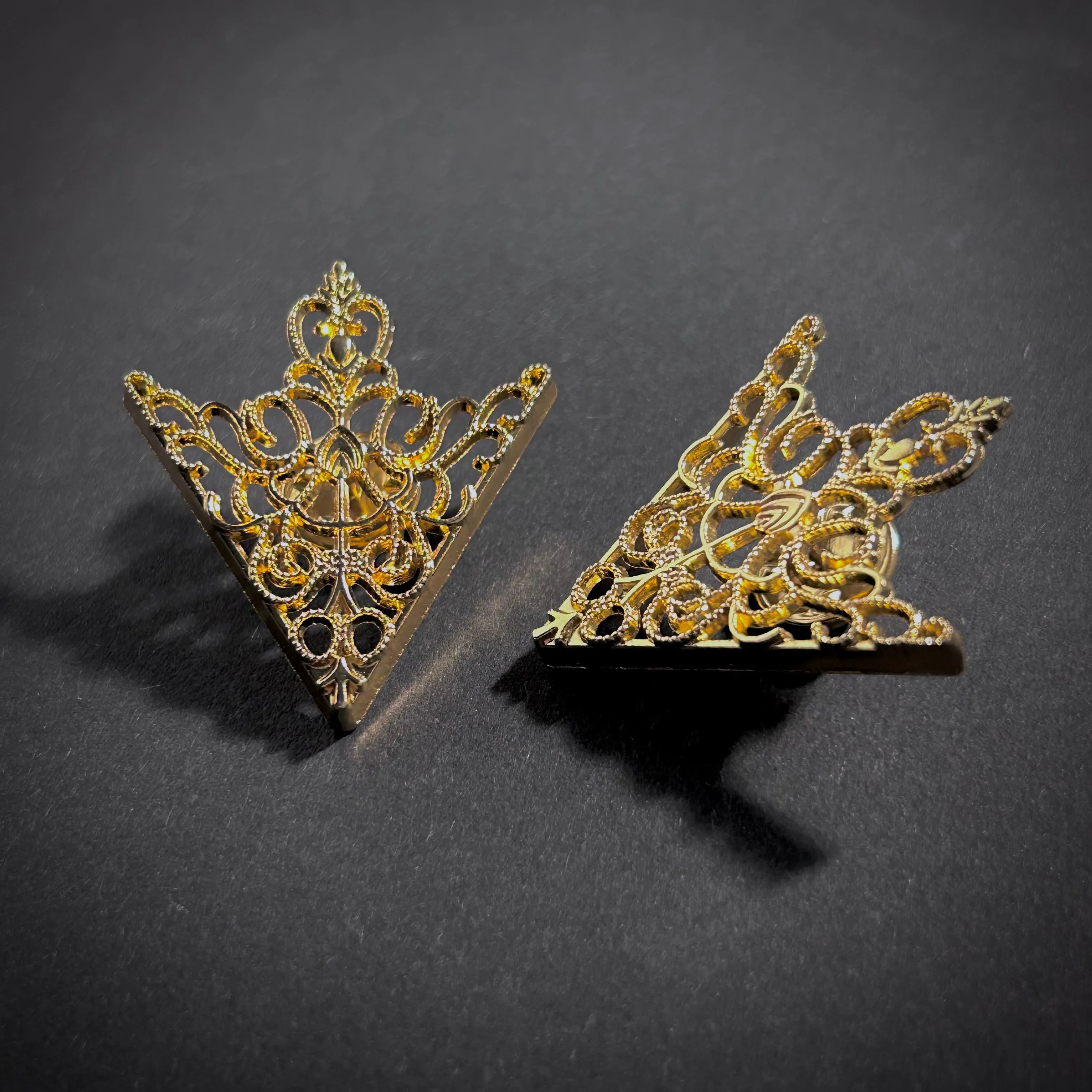Filigree Shirt Collar Brooch in Gold