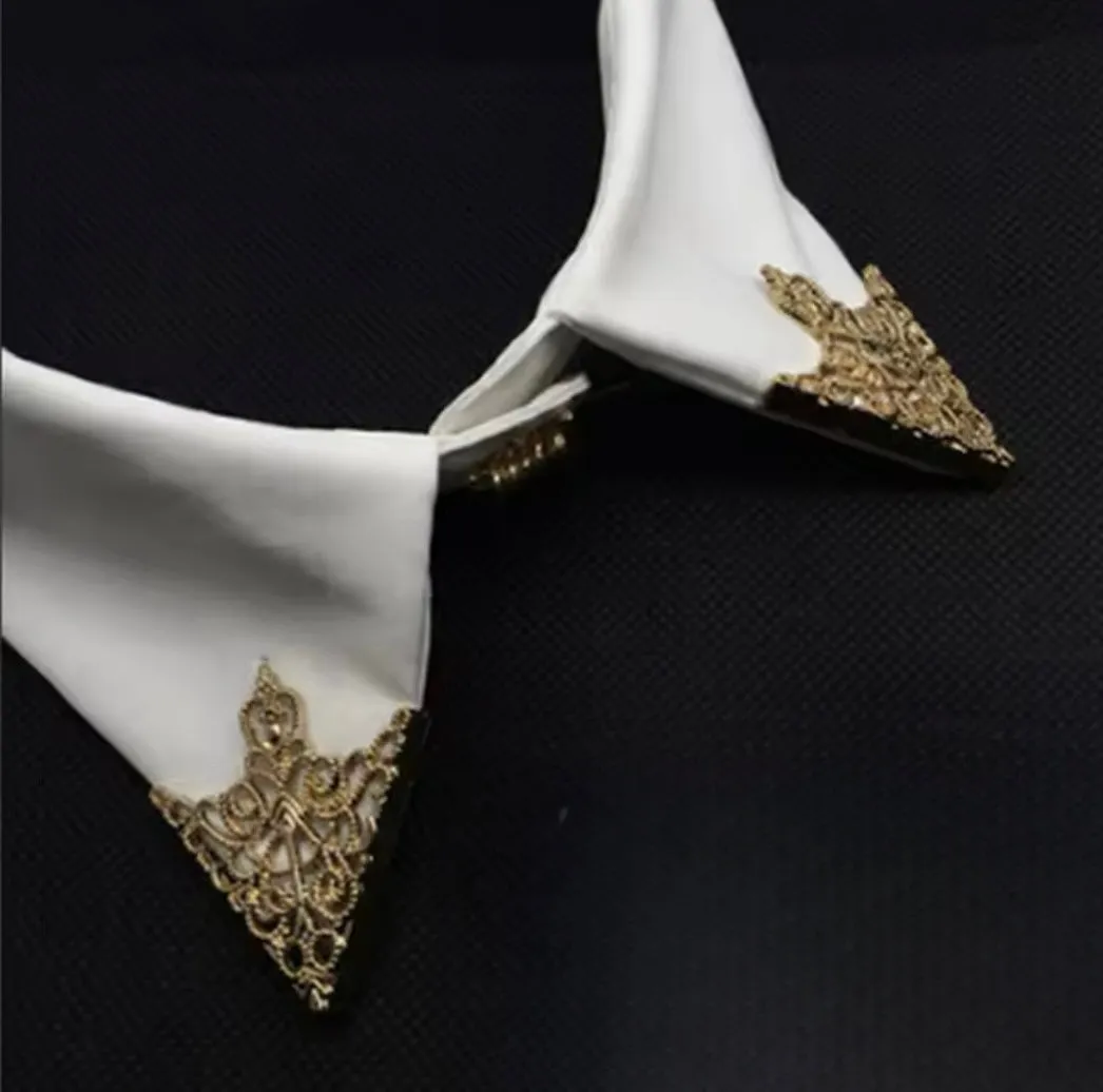 Filigree Shirt Collar Brooch in Gold