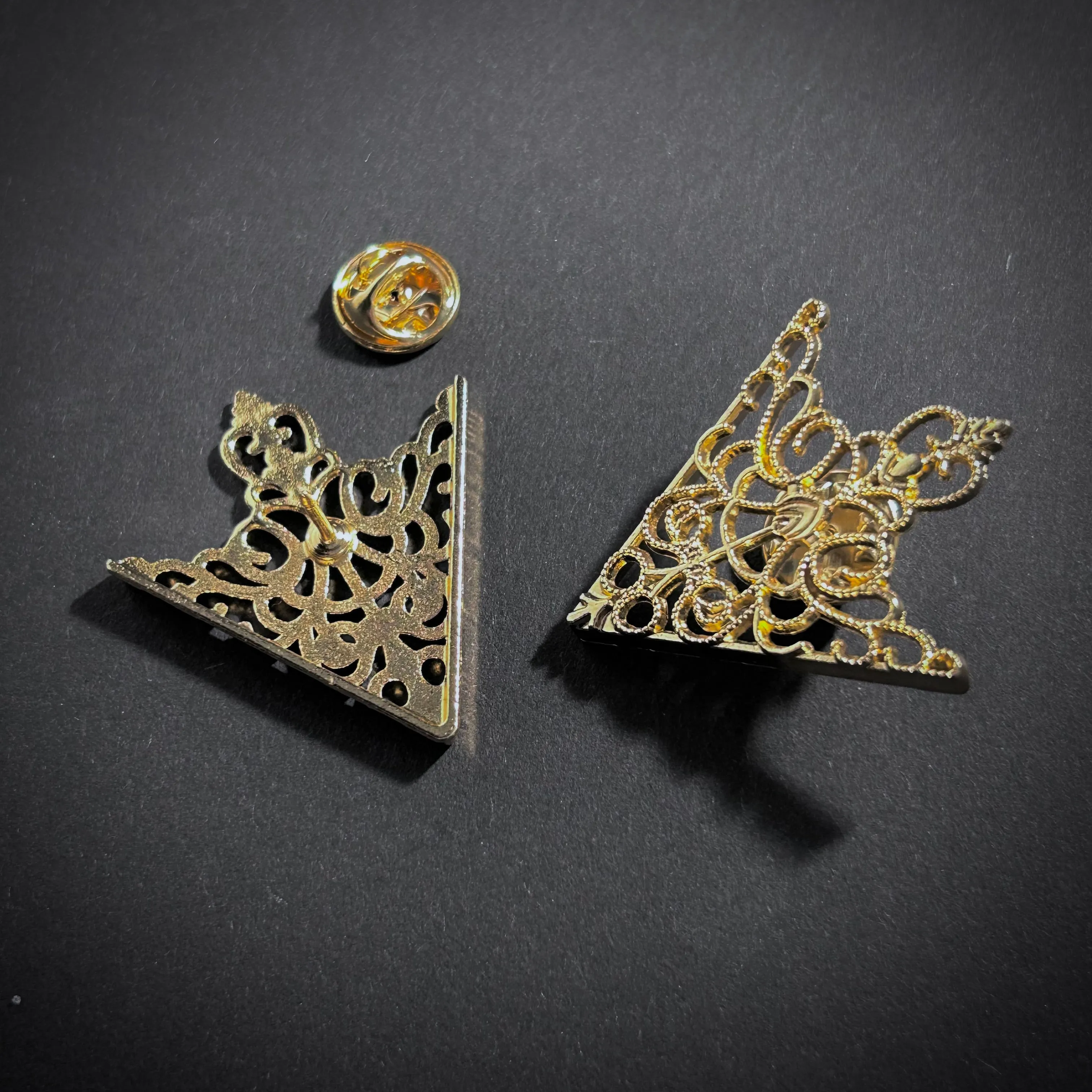 Filigree Shirt Collar Brooch in Gold