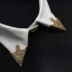 Filigree Shirt Collar Brooch in Gold