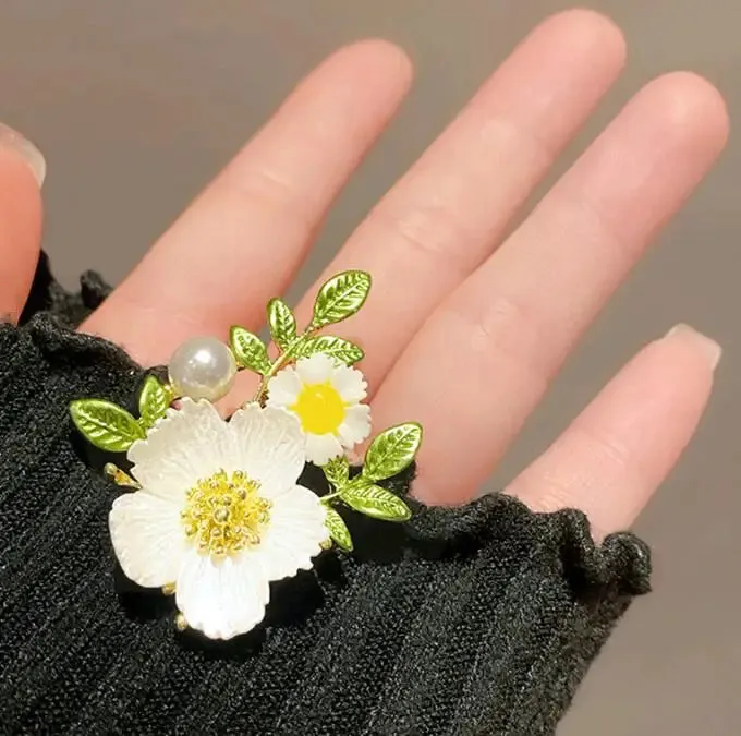 Kawaii Floral Delight 🌼✨ Enamel Daisy & Sunflower Brooches with Green Leaves 🌿 | Trendy Japanese Jewelry Gift for Women 🎁💖
