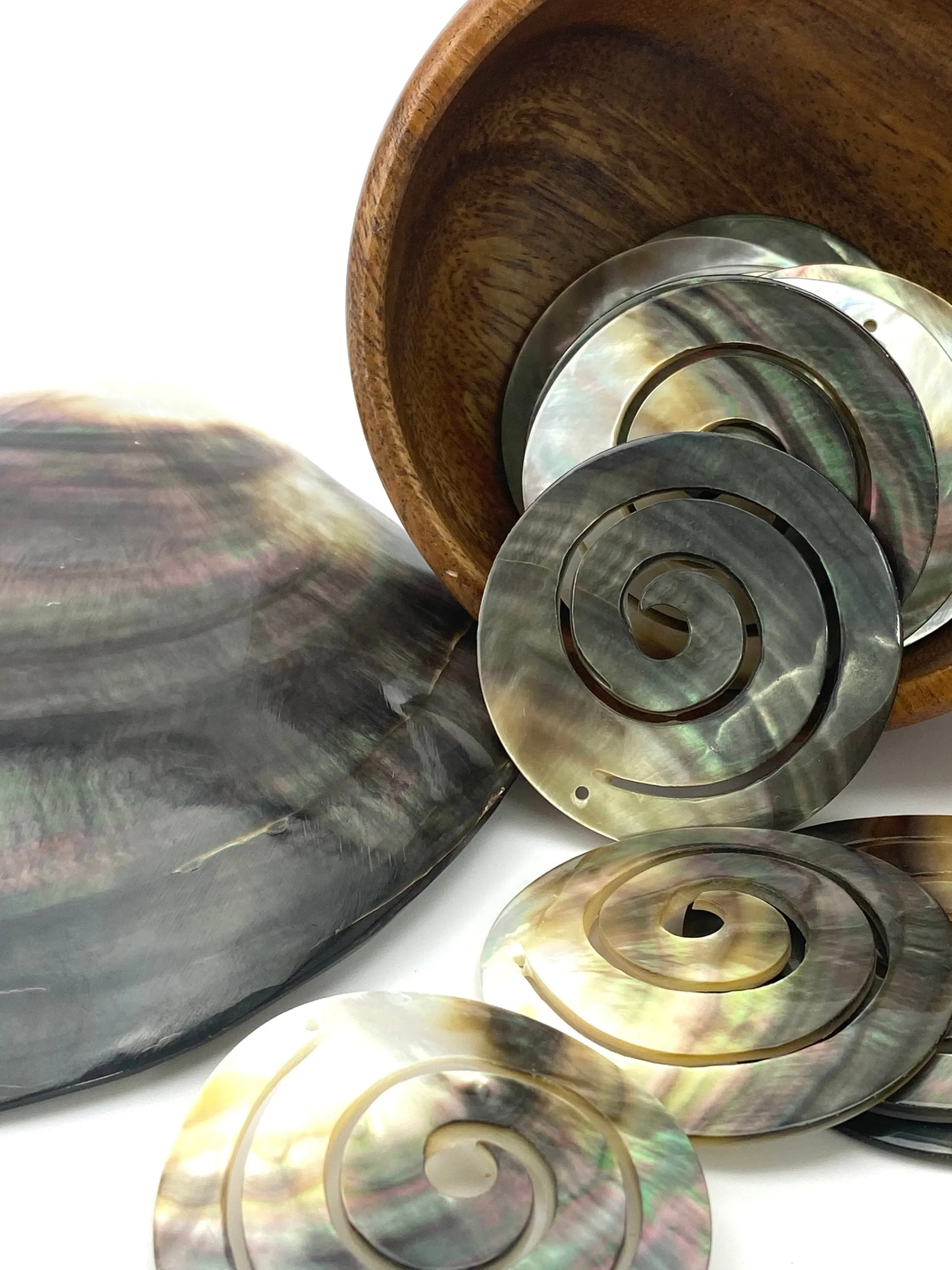 M66 Black Tahitian MOP Swirl