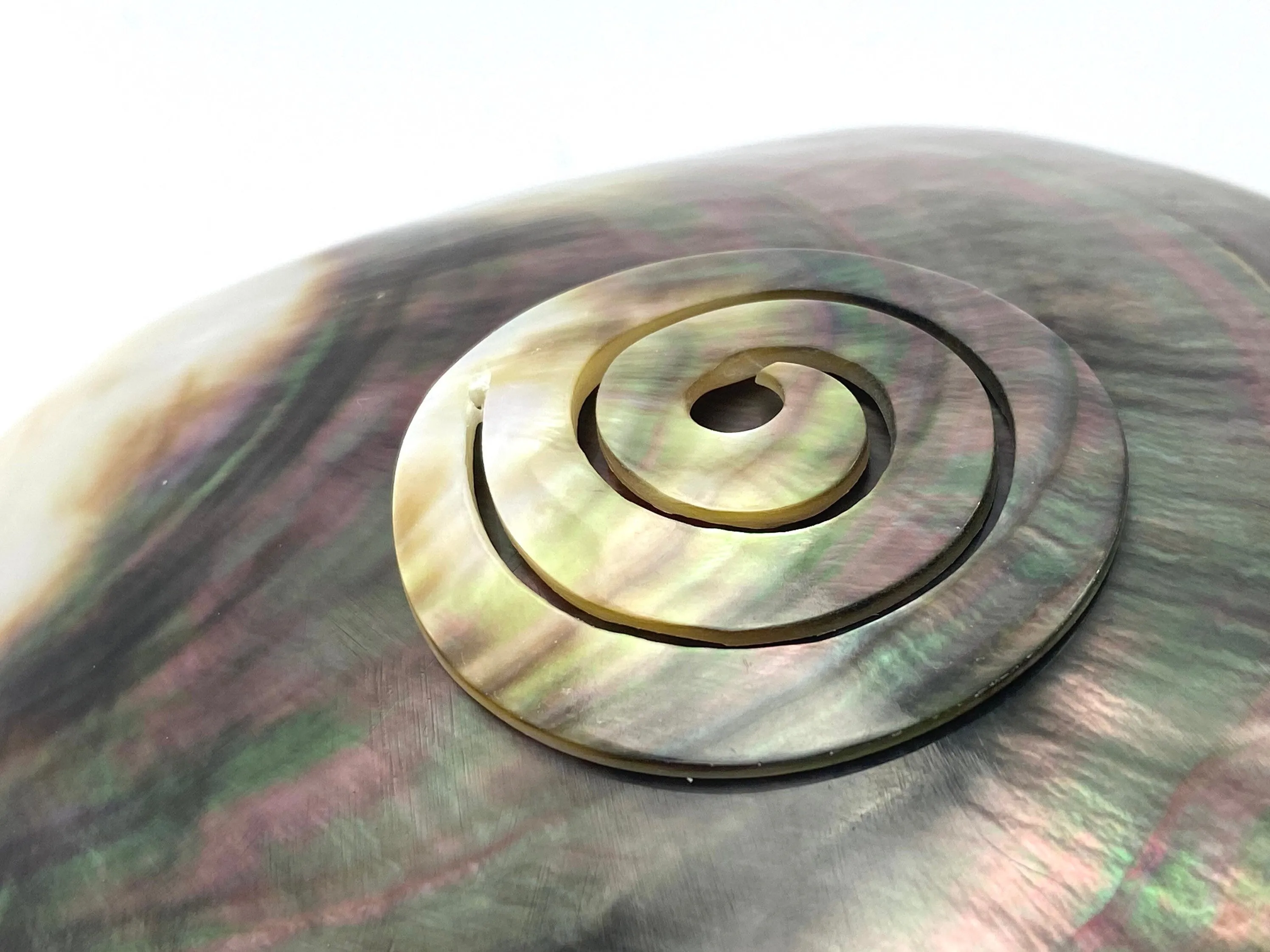 M66 Black Tahitian MOP Swirl
