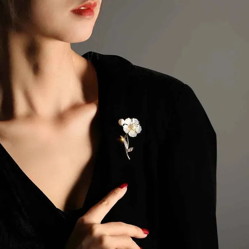 Natural Shell Camellia Gold White Pearl Zircon Copper Alloy Brooch Pin