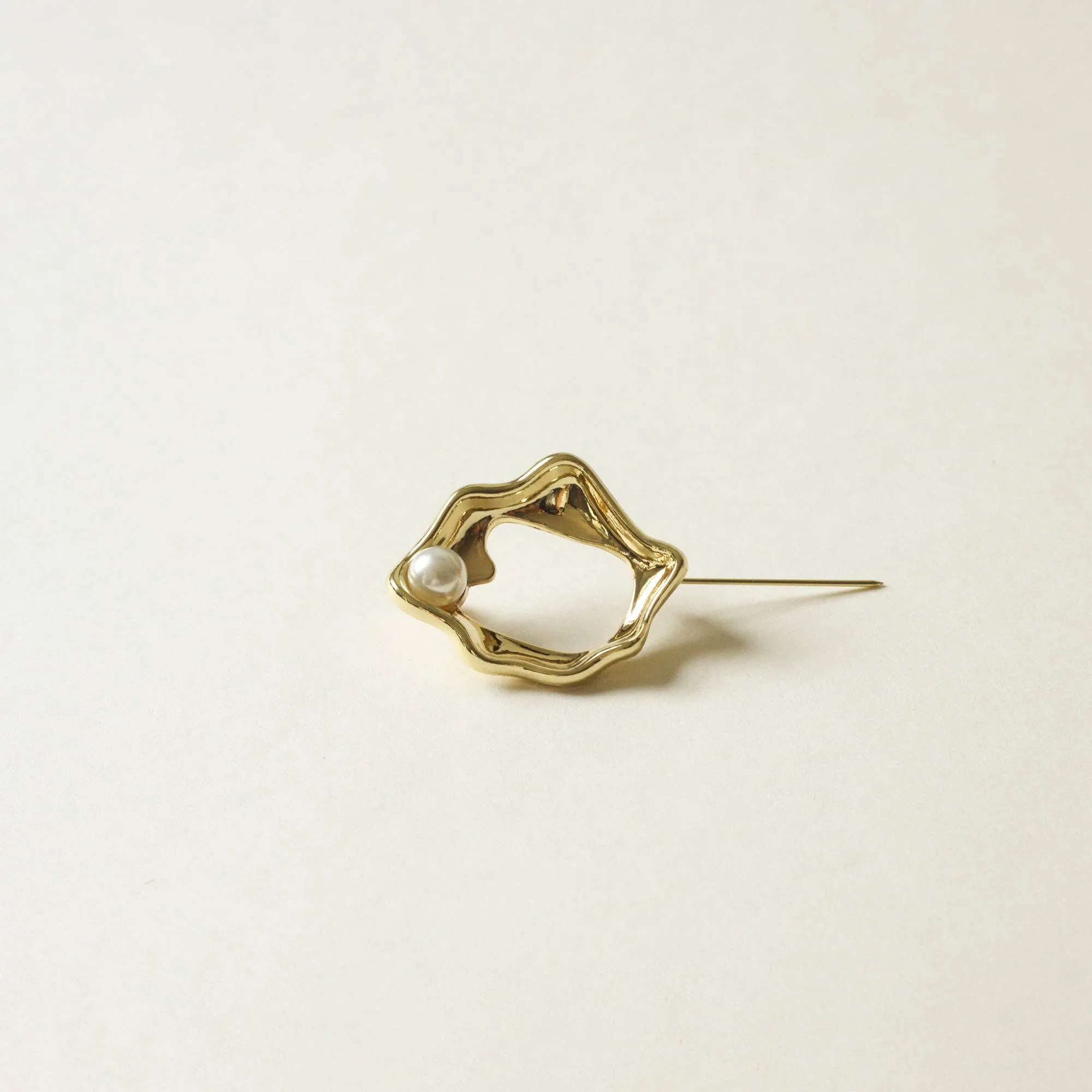 Ripple Metal Pearl Brooch