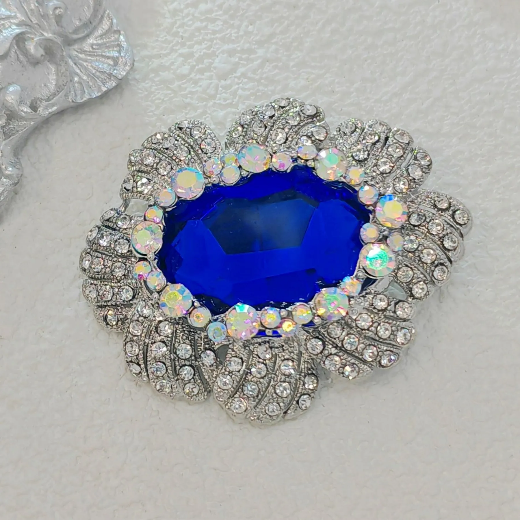 Stunning Iridescent Crystal Surrounded Blue Oval Flower Brooches Pins Costume Jewelry