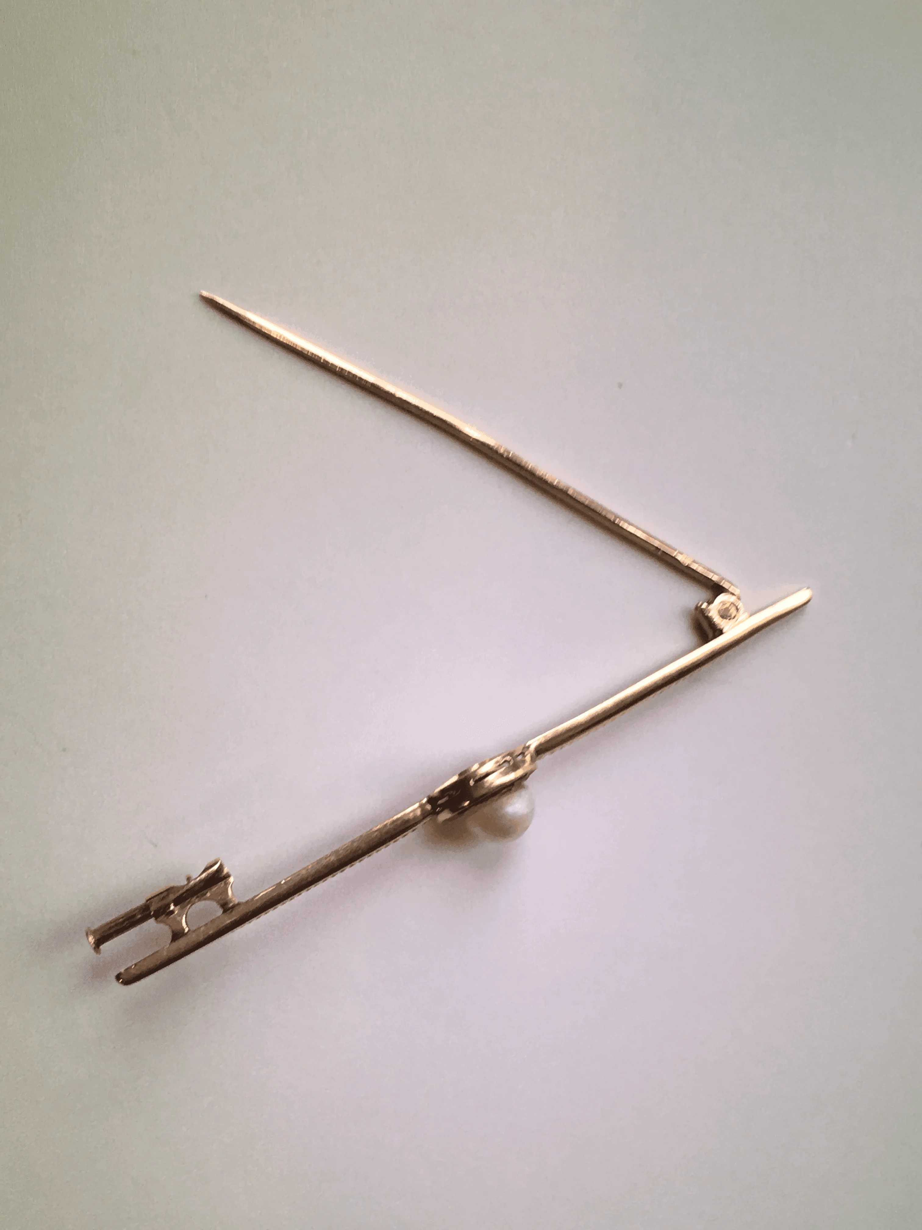 Timelessly chic Art Deco Ruby Pearl Bar Brooch in 18K solid gold