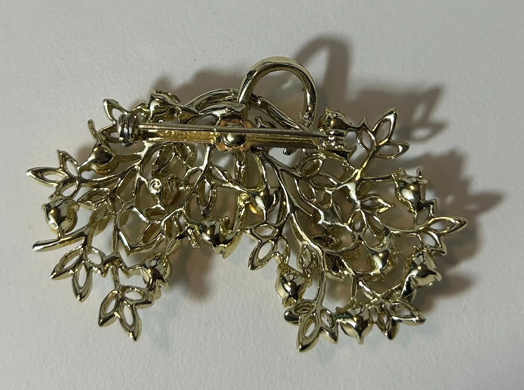 Vintage Gold-Tone Rhinestone Leaf Brooch – Elegant Mid-Century Floral Pin