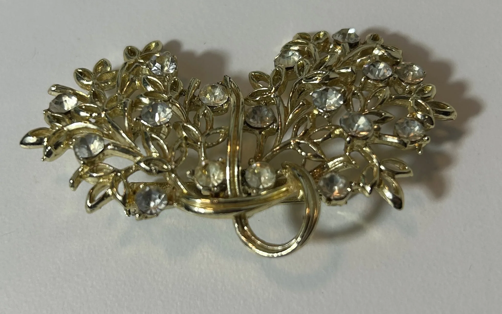 Vintage Gold-Tone Rhinestone Leaf Brooch – Elegant Mid-Century Floral Pin