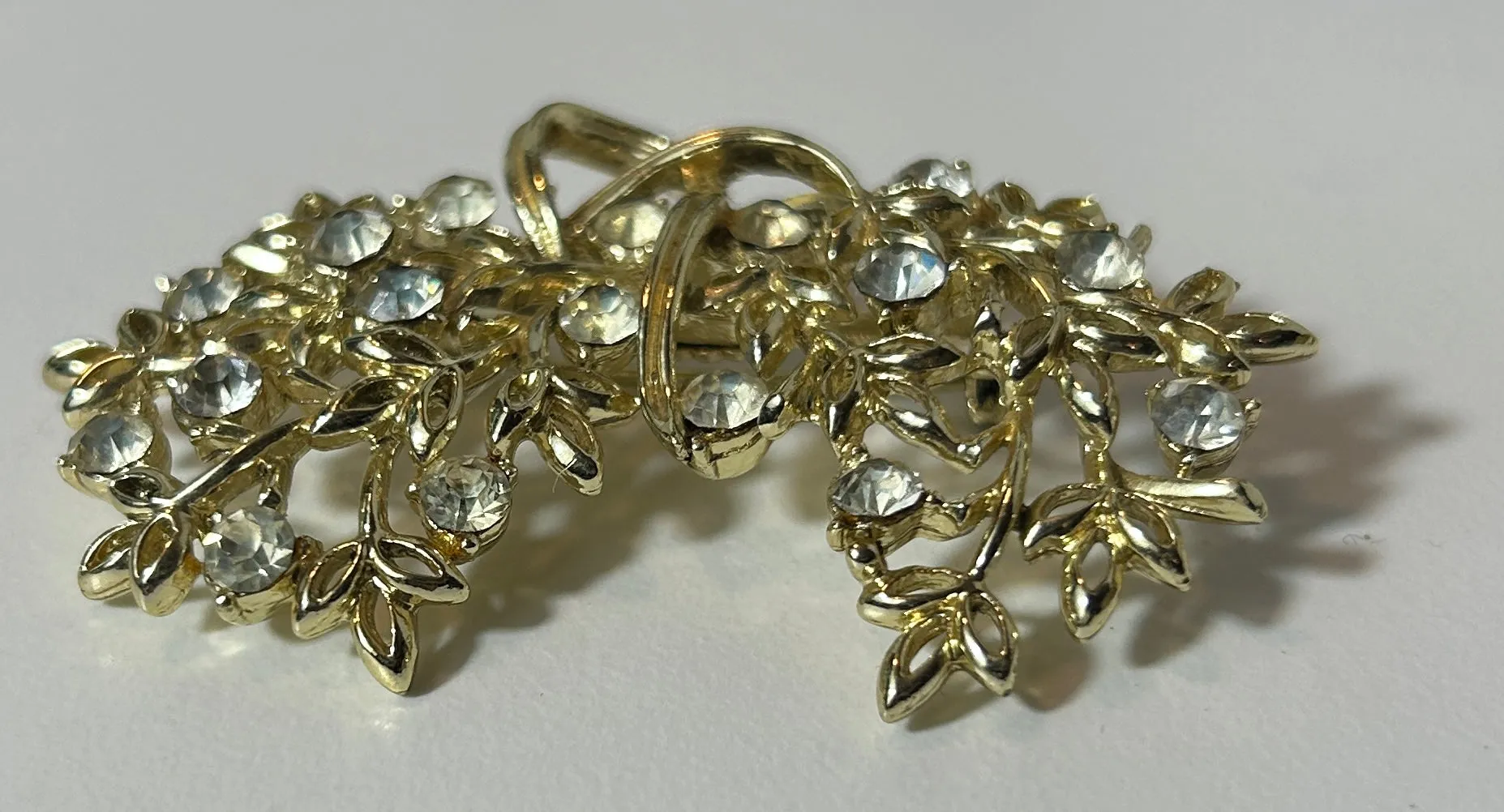 Vintage Gold-Tone Rhinestone Leaf Brooch – Elegant Mid-Century Floral Pin