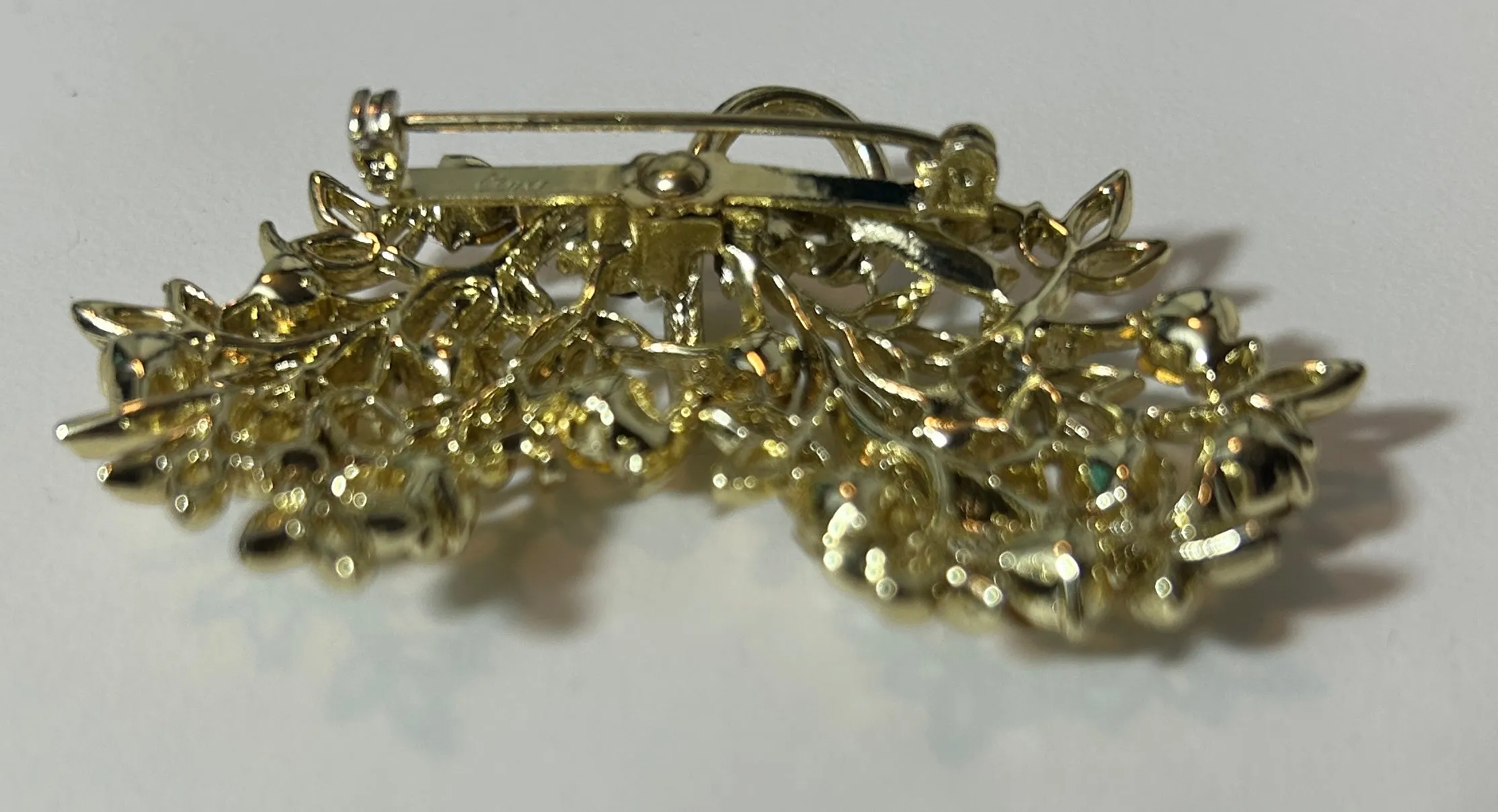 Vintage Gold-Tone Rhinestone Leaf Brooch – Elegant Mid-Century Floral Pin