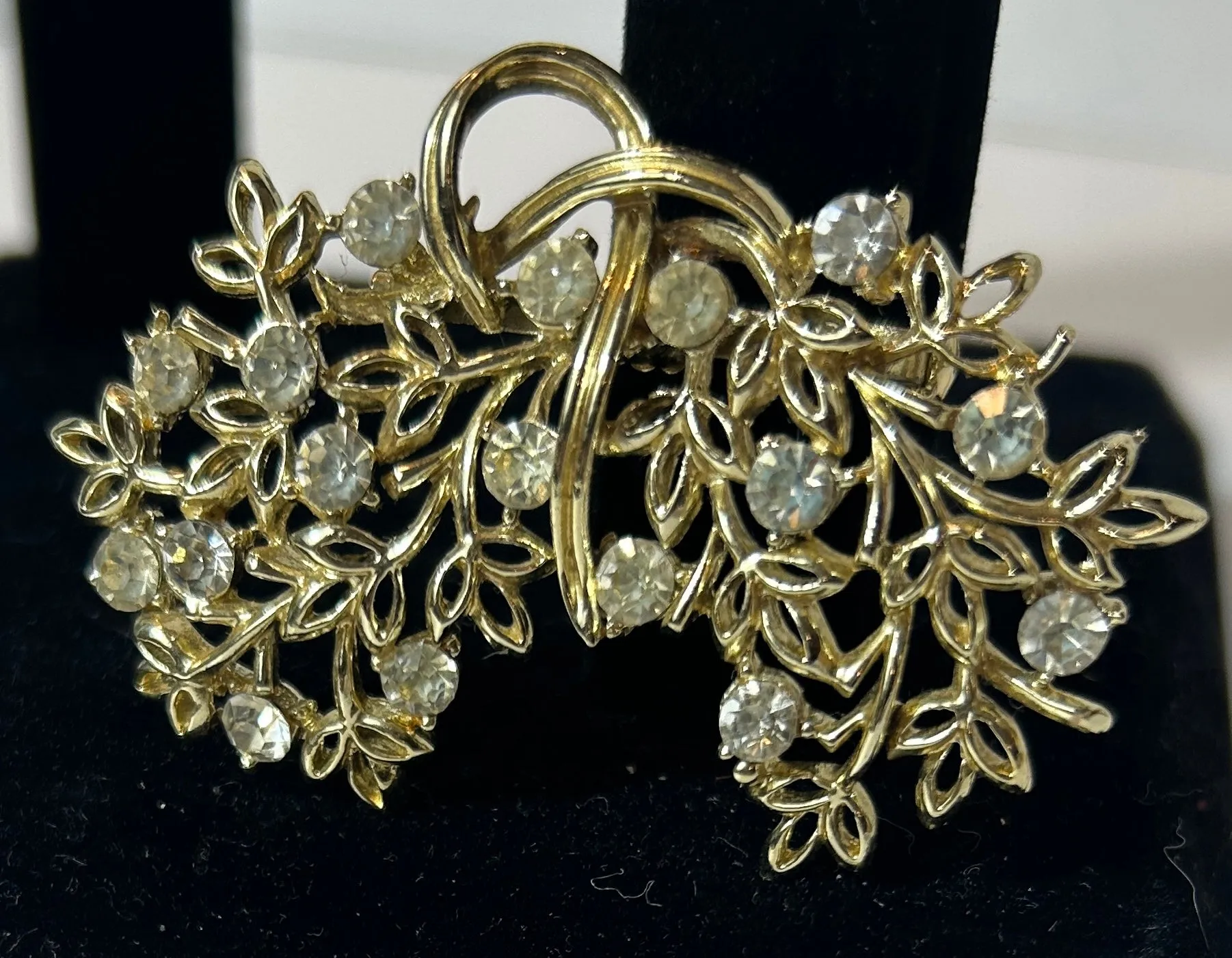 Vintage Gold-Tone Rhinestone Leaf Brooch – Elegant Mid-Century Floral Pin