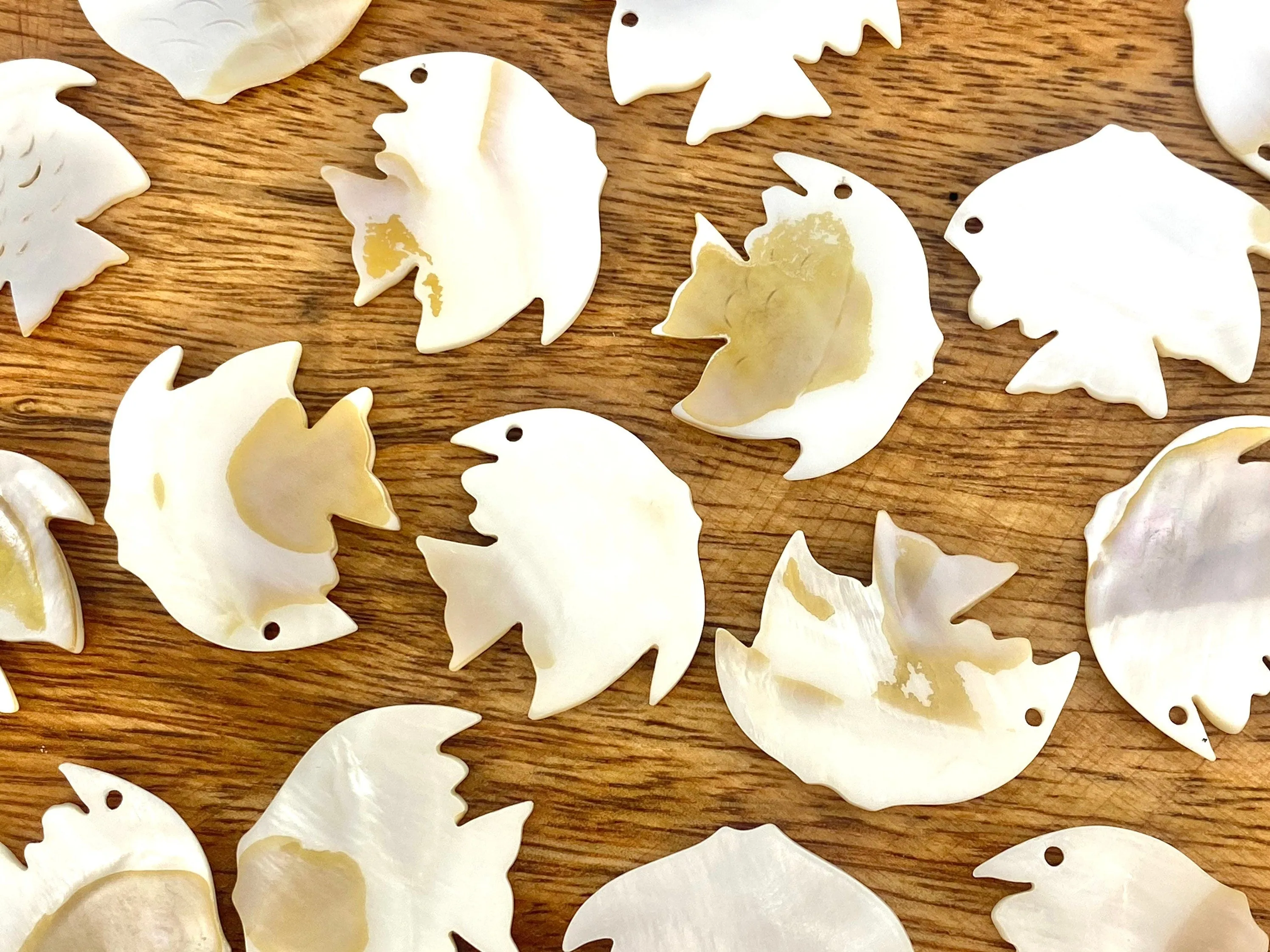 White South Sea Mother Of Pearl Fish Beads, Sku#M260