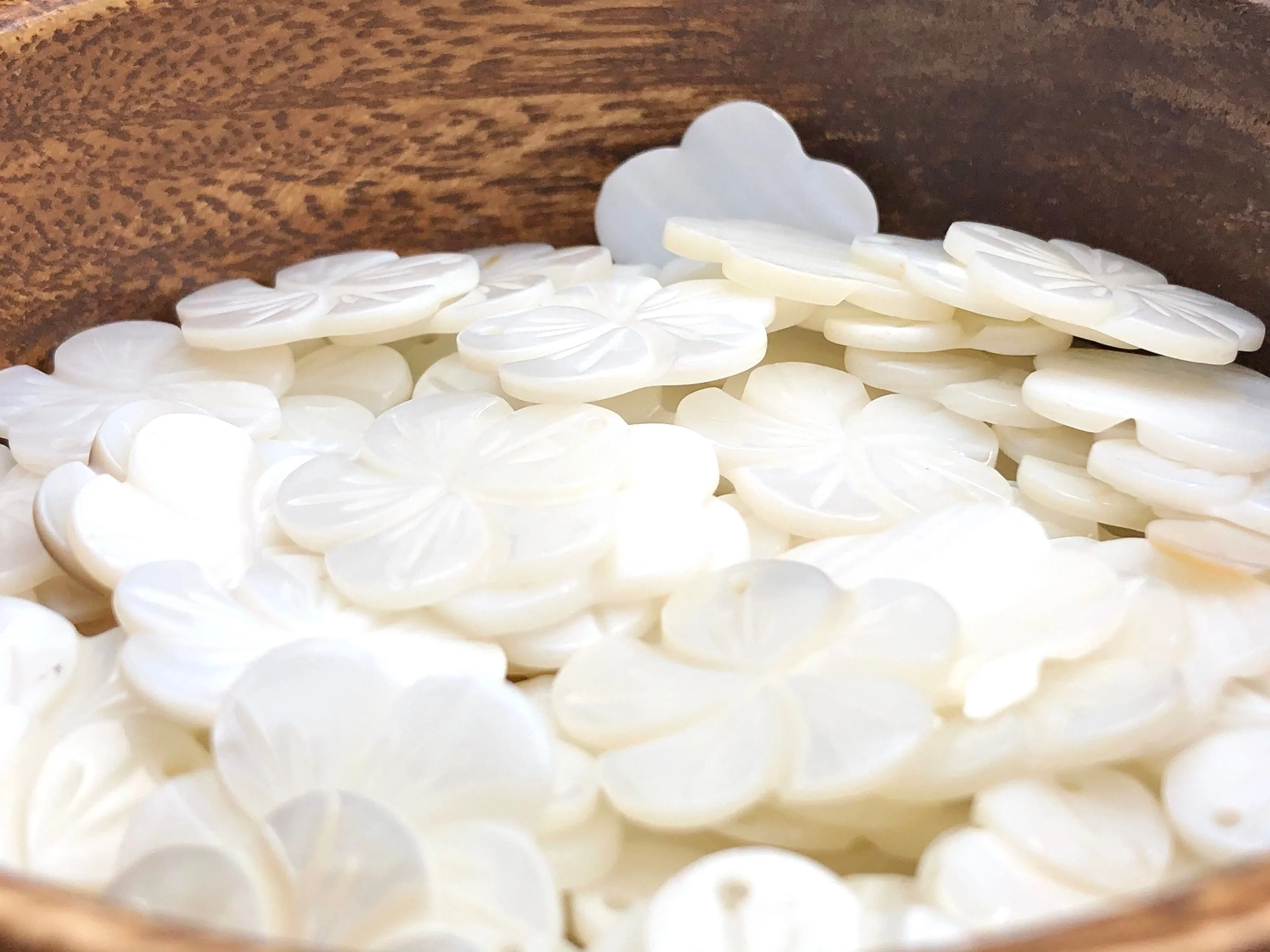White South Sea Mother Of Pearl Flower Sku#M430