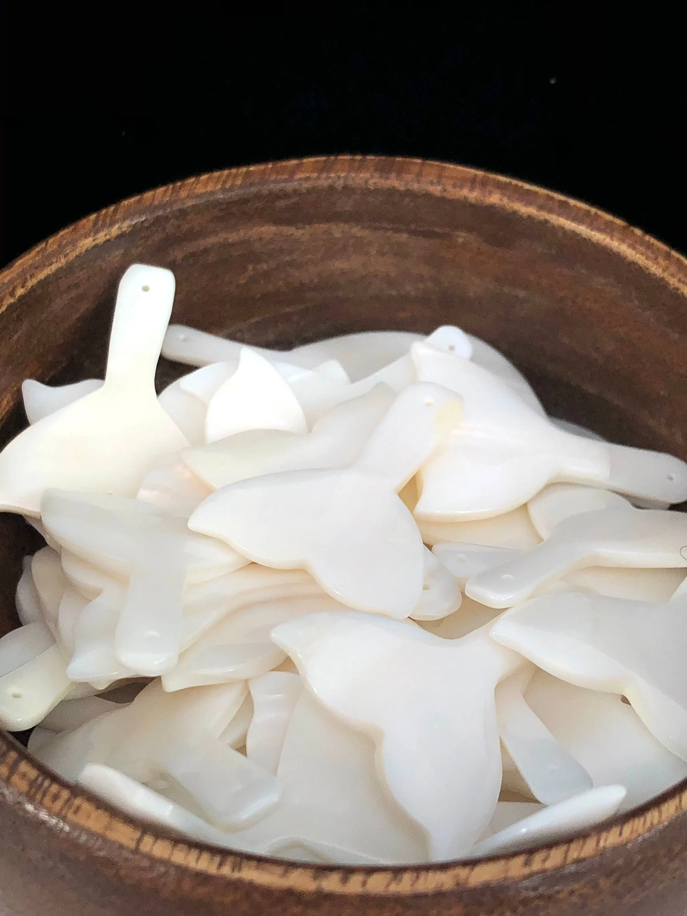 White South Sea Mother Of Pearl Whale Tail Sku#M501