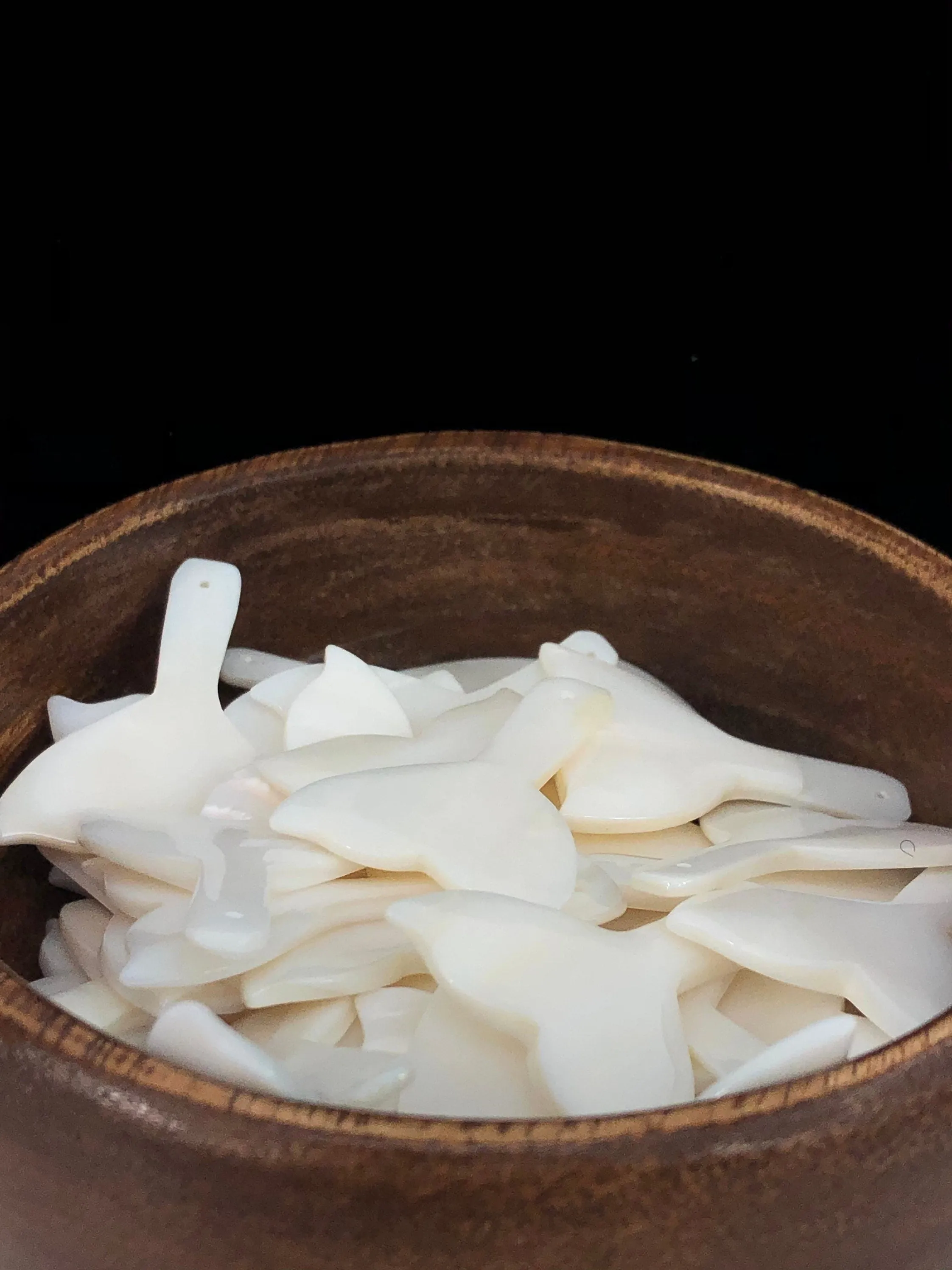 White South Sea Mother Of Pearl Whale Tail Sku#M501