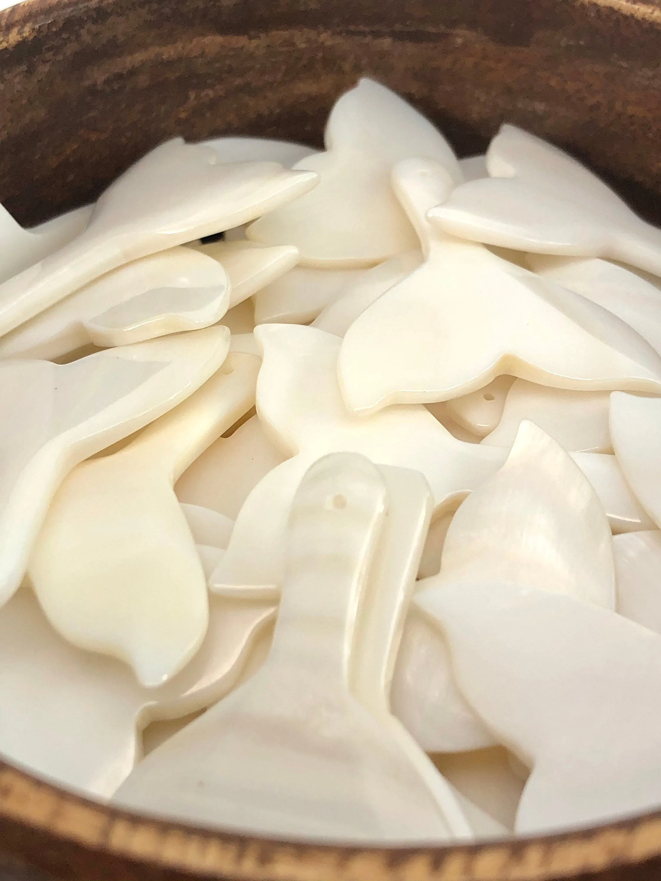 White South Sea Mother Of Pearl Whale Tail Sku#M501